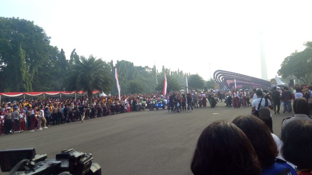 Gerak jalan sehat dalam hari Bhayangkara ke-72 (Foto: Ainul Qalbi/kumparan)