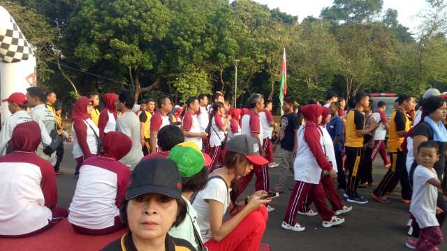 Gerak jalan sehat dalam hari Bhayangkara ke-72 (Foto: Ainul Qalbi/kumparan)