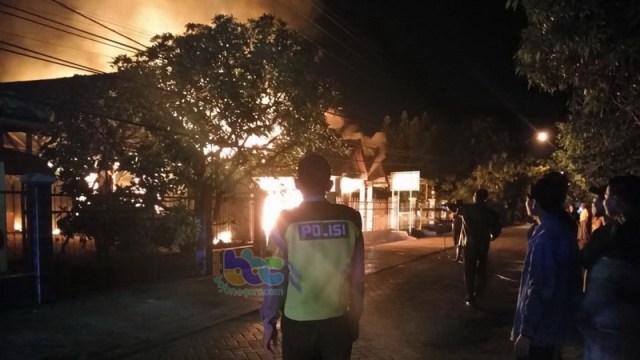 Kebakaran Pabrik Mebel di Bojonegoro, Kerugian Capai 500 Juta (2)