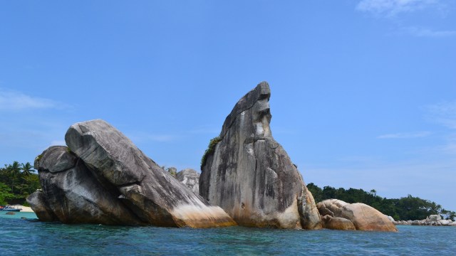Batu Berlayar (Foto: Flickr/sari sardjono)