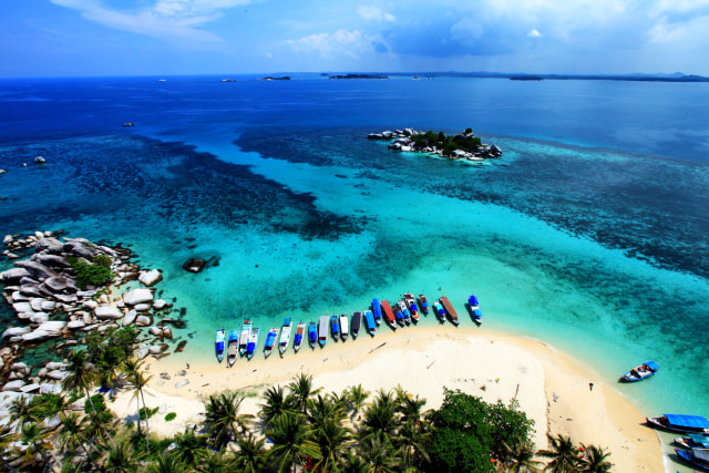 Pemandangan dari Mercusuar Pulau Lengkuas (Foto: Flickr/Ahmad Zakaria)