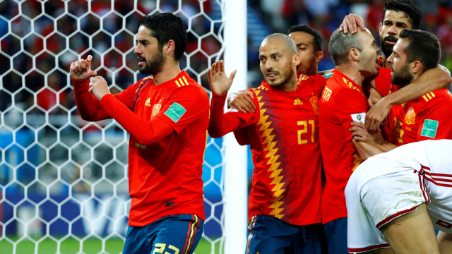 Pemain Spanyol merayakan gol Isco. (Foto: REUTERS/Fabrizio Bensch)
