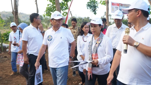 Rini Soemarno di pembangunan pabrik PT INKA (Foto: Kementerian BUMN)