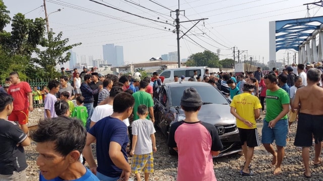 Antisipasi Mesin Mobil Mati Mendadak Ketika Lewat Rel Kereta (56922)