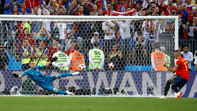 Spanyol vs Rusia (Foto: Kai Pfaffenbach/Reuters)