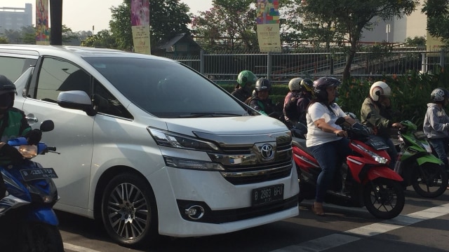 Mobil berplat ganjil melewati kawasan Pondok Indah (Foto: Yuana Fatwalloh/kumparan)