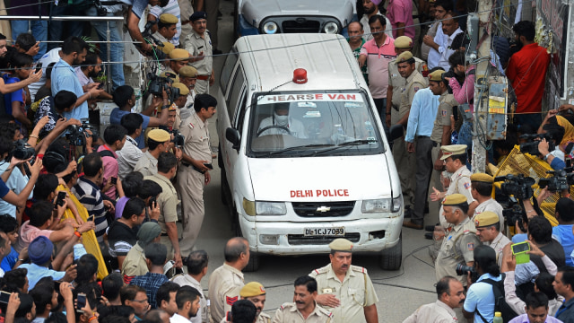 Ambulan membawa 11 orang jenazah di New Delhi (Foto: AFP/Sajjad HUSSAIN)