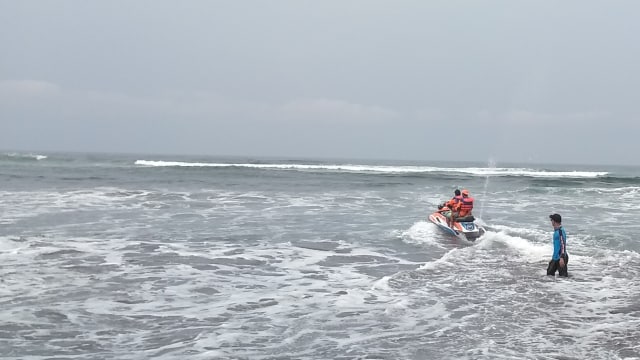 Pencarian dua korban laka laut Pantai Parangtritis (Foto: Arfiansyah Panji Purnandaru/kumparan)