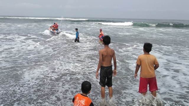 Pencarian dua korban laka laut Pantai Parangtritis (Foto: Arfiansyah Panji Purnandaru/kumparan)