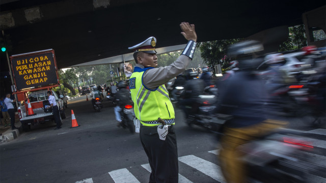 Polisi mengatur lalu lintas. (Foto: ANTARA FOTO/Aprillio Akbar)