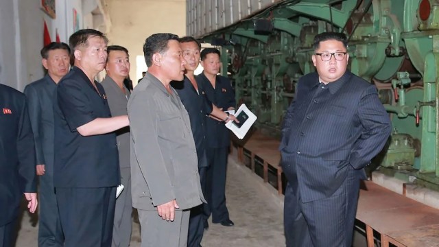 Kim Jong Un di Sinuiju Textile Mill (Foto: AFP/North Korea Pool)