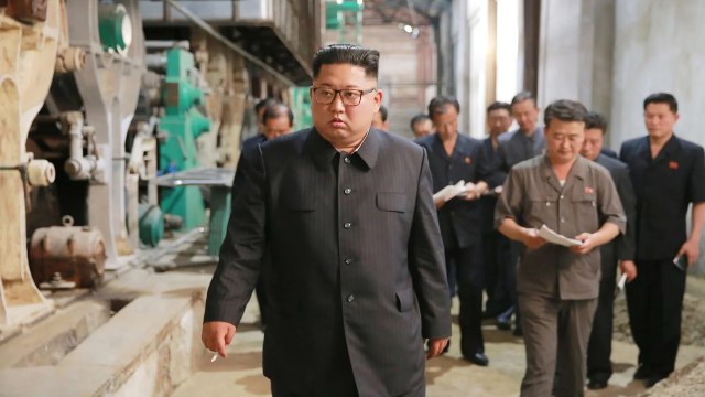 Kim Jong Un di Sinuiju Textile Mill (Foto: AFP/North Korea Pool)