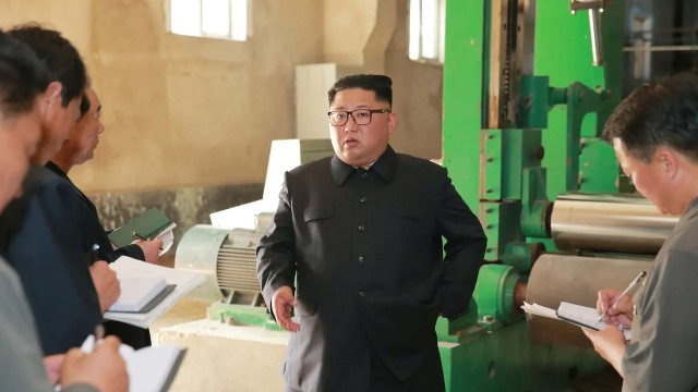 Kim Jong Un di Sinuiju Textile Mill (Foto: AFP/North Korea Pool)
