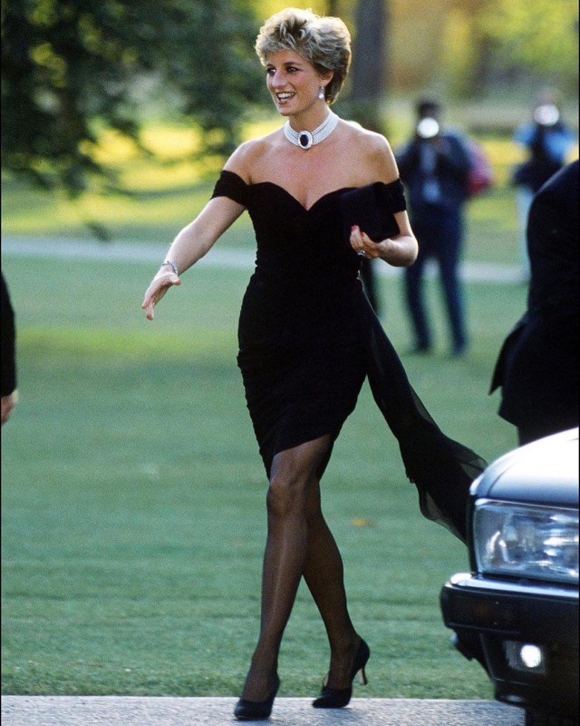 Gaun off shoulder Putri Diana  (Foto: Dok. Princess Diana Forever)