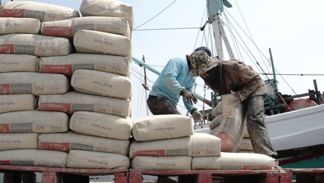 Buruh membongkar muat di Pelabuhan Sunda Kelapa. (Foto: Fitra Andrianto/kumparan)