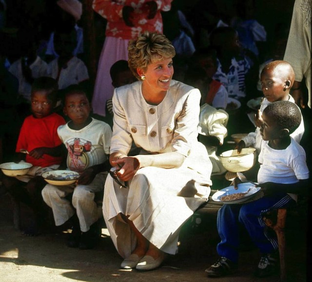Diana menyambangi i Nemazura Feeding Centre (Foto: Instagram @princess.diana.forever)