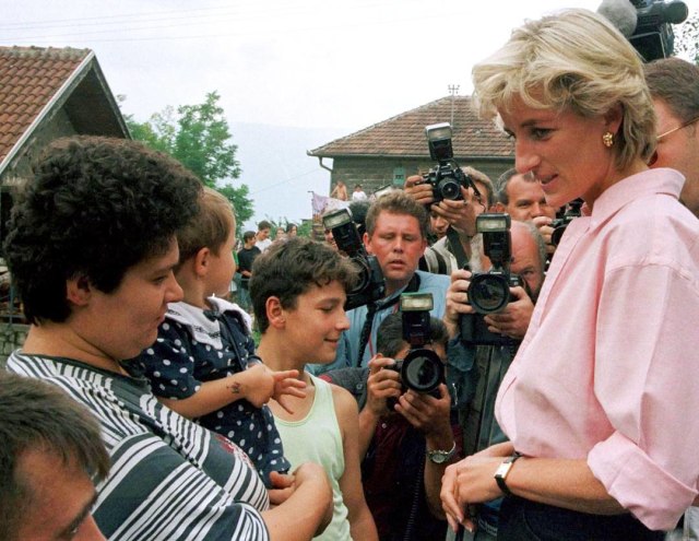 Diana menyambangi Desa Sarajevo, Bosnia (Foto: Instagram @princess.diana.forever)