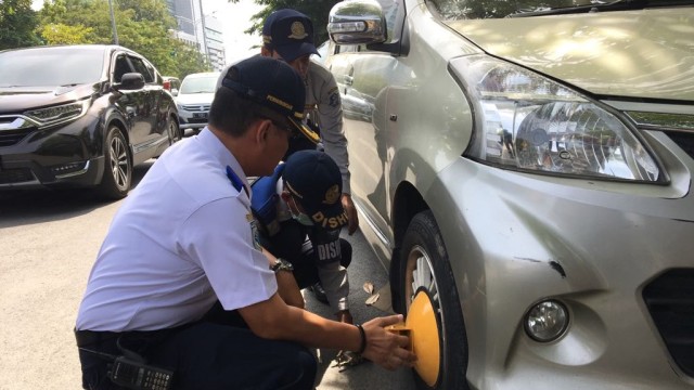 Penertiban Parkir Liar di Surabaya (Foto: Phaksy Sukowati/kumparan)