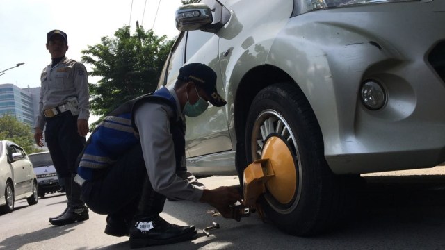 Penertiban Parkir Liar di Surabaya (Foto: Phaksy Sukowati/kumparan)