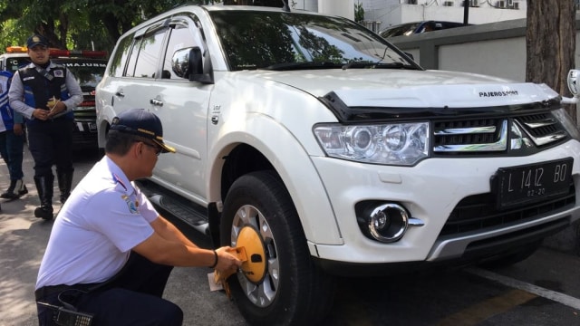 Penertiban Parkir Liar di Surabaya (Foto: Phaksy Sukowati/kumparan)