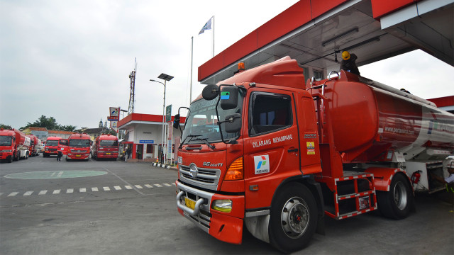 Petugas Pertamina mengisi BBM ke dalam truk tangki Foto: ANTARA FOTO/Adeng Bustomi