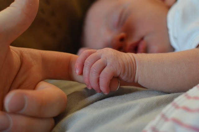 Bayi Tertidur Sambil Memegang Jari Ibu (Foto: Pexels)