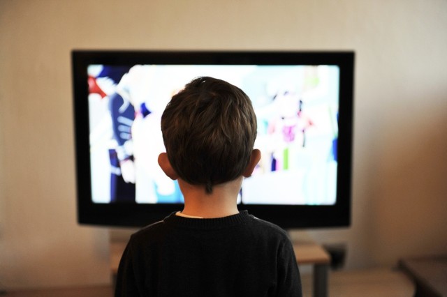 Keluarkan TV dari Ruang Tidur Anak (Foto: Pexels)