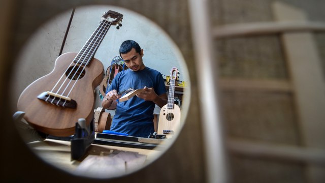 Pekerja membuat ukulele di galeri Mahardika Instrument, Dago Pakar, Kabupaten Bandung, Jawa Barat, Senin (2/7). Asosiasi UMKM Indonesia mencatat, jumlah eksportir produk UMKM di Indonesia hanya mencapai angka lima persen yang diakibatkan oleh biaya untuk mengekspor yang cenderung mahal. Foto: ANTARA FOTO/Raisan Al Farisi