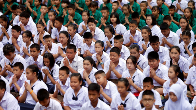 Doa untuk pencarian anak-anak yang hilang di gua Thailand (Foto: REUTERS/Soe Zeya Tun)