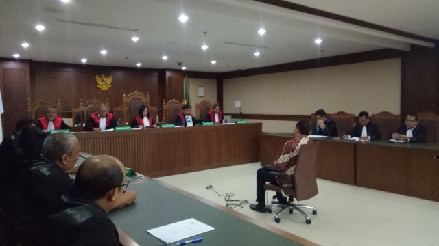 Wakil anggota DPRD Lampung Tengah (Lamteng) nonaktif Natalis Sinaga di Pengadilan Tipikor, Jakarta, Selasa (2/7) (Foto: Adhim Mugni Mubaroq/kumparan)