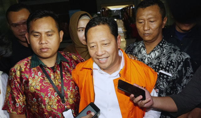 Cagub Maluku Utara Ahmad Hidayat Mus resmi ditahan oleh KPK terkait kasus korupsi pembebasan lahan Bandara Bobong tahun 2009, Jakarta, Senin (1/7). (Foto: Fanny Kusumawardhani/kumparan)