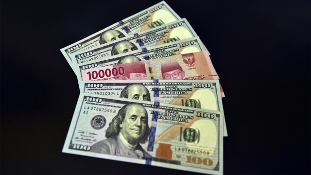 Lembaran mata uang rupiah dan dolar AS diperlihatkan di salah satu jasa penukaran valuta asing di Jakarta. Foto: ANTARA FOTO/Puspa Perwitasari