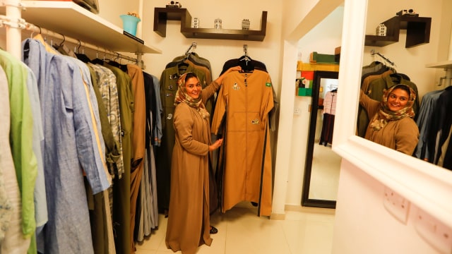 Abaya yang didesain oleh Eman Joharjy (Foto: REUTERS/Zohra Bensemra)