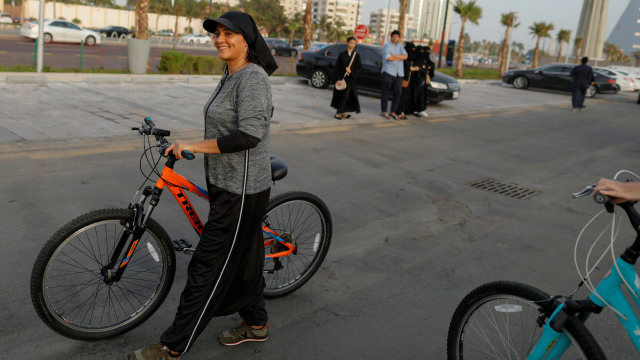 Abaya yang didesain oleh Eman Joharjy (Foto: REUTERS/Zohra Bensemra)