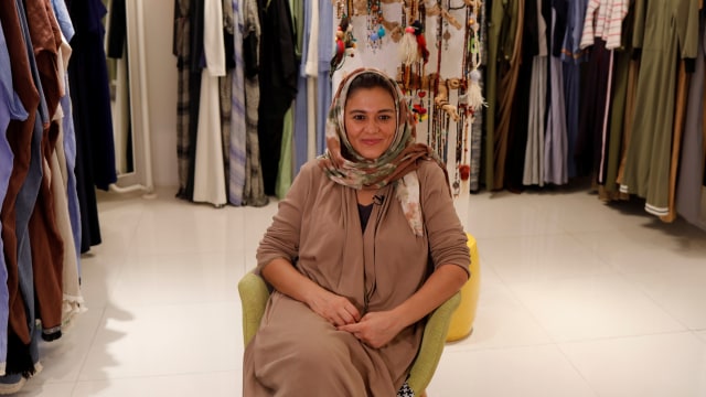 Abaya yang didesain oleh Eman Joharjy (Foto: REUTERS/Zohra Bensemra)