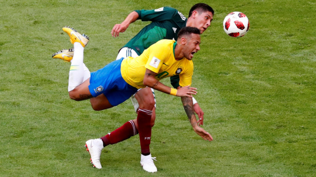 Neymar dilanggar pemain Meksiko. (Foto: REUTERS/David Gray)