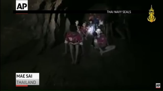 12 anak yang terjebak di gua Thailand ditemukan. (Foto: Youtube/ Associated Press)