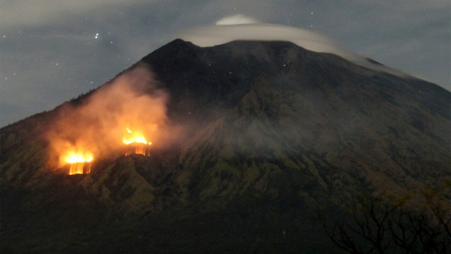 Kondisi Gunung Agung pasca erupsi strombolian dari Tulamben, Kubu, Karangasem. (Foto: Cisilia Agustina Siahaan/kumparan)