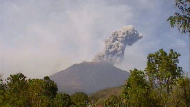 Pemandangan erupsi kecil dari Gunung Agung, Bali. (Foto: Twitter @Sutopo_PN)