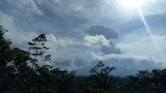 Erupsi Gunung Agung yang terjadi pada pukul 09.28 Wita hingga letusan kedua pada 09.46 Wita (Foto: Cisilia Agustina Siahaan/kumparan)