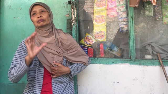Ibu Sumiyati, tetangga Warsilah, yang jadi korban jambret di Cempaka Putih (Foto: Reki Febrian/kumparan)