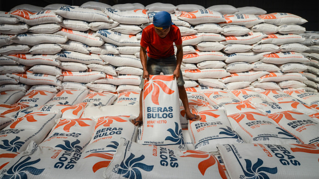 Pekerja melakukan bongkar muat beras di Gudang Bulog Baru Cisaranten Kidul Sub Divre Bandung. (Foto: ANTARA FOTO/Raisan Al Farisi)