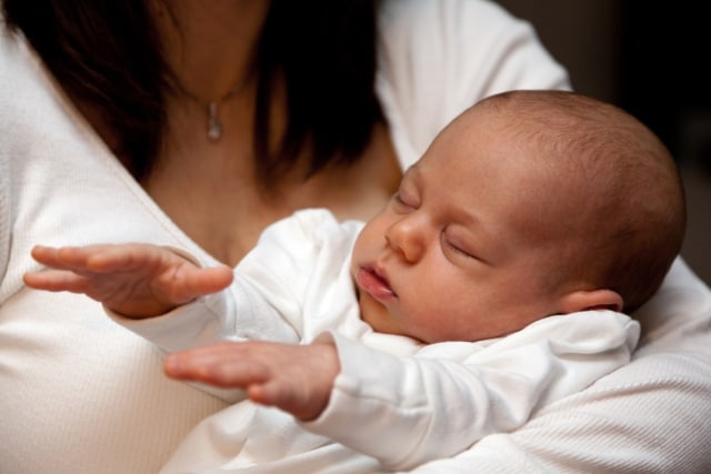 Ilustrasi Bayi dalam Dekapan Ibu (Foto: Pixabay)