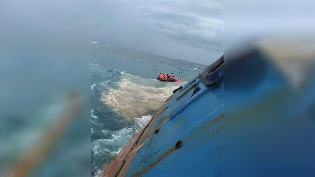 Sejumlah penumpang berusaha menyelamatkan diri dari KM Lestari Maju yang tenggelam. (Foto: Istimewa)