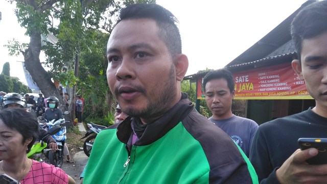 Pengemudi Gojek di Yogyakarta membantu polisi. (Foto: Arfiansyah Panji Purnandaru/kumparan)