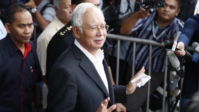 Mantan PM Malaysia Najib Razak ditangkap KPK Malaysia. (Foto: AP Photo/Vincent Thian)