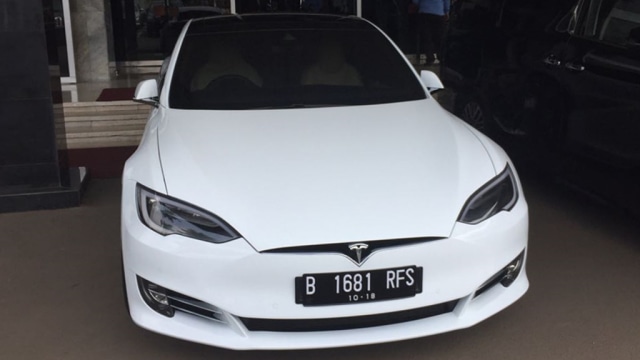 Mobil Tesla Ketua DPR Bambang Soesatyo Foto: Rafyq Panjaitan/kumparan