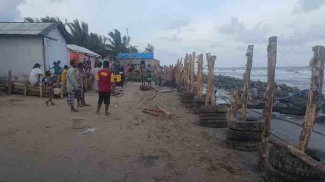 Cuaca Ekstrem 2 Rumah Dipindah Akibat Digerus Gelombang