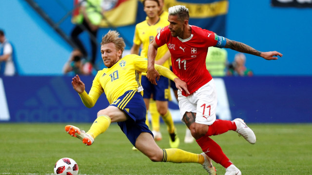 Pemain Swiss dan Swedia berduel. (Foto: REUTERS/Max Rossi)