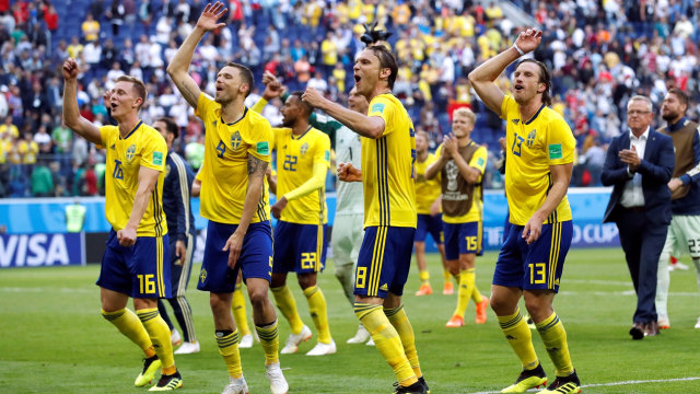 Para pemain Swedia merayakan kemenangan. (Foto: REUTERS/Damir Sagolj)